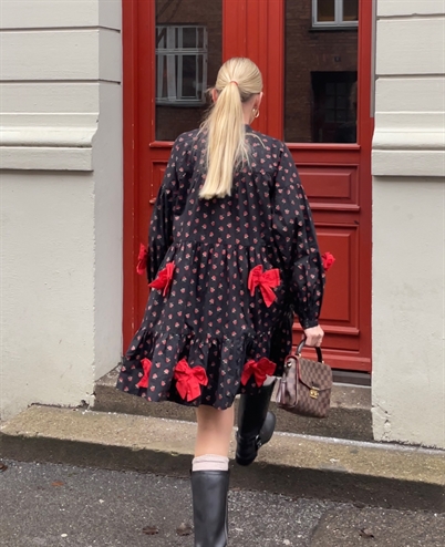 Sissel Edelbo Bow Organic Cotton Dress Black w. Red Roses - Shop Online Her